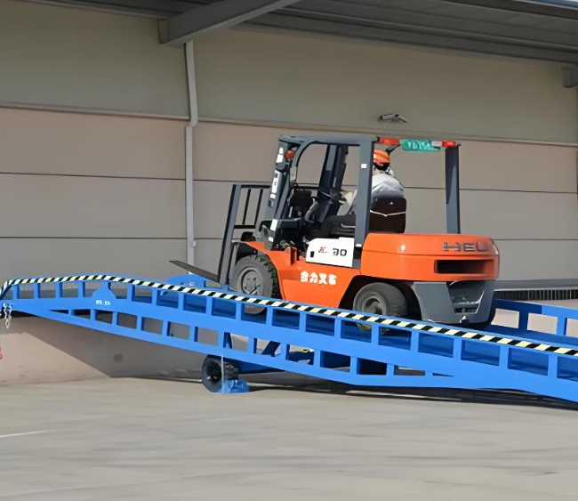 滕州移动式卸货平台（叉车用）
